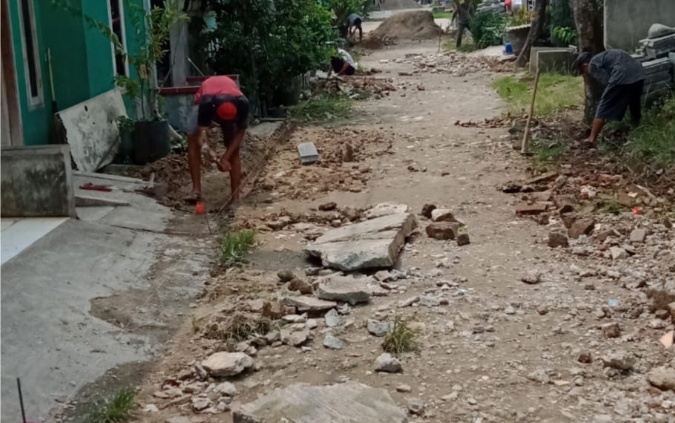 Pekerjaan Paving Blok Taman Kirana RT 004/011 Desa Pasanggrahan Kecamatan Solear Tangerang, Ternyata Belum Men