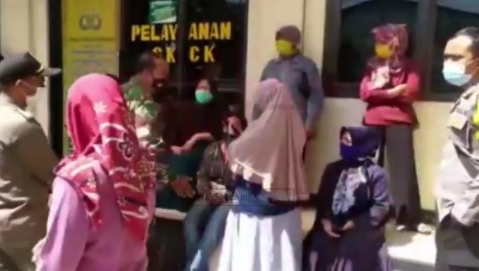 Pasca Pemotongan Dana BST di Bogor, Sejumlah Emak-emak datangi Mako Polsek