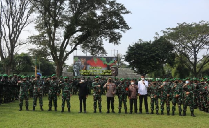 Danrem 061/SK Pimpin Upacara Tradisi Pemberangkatan Satgas Pamrahwan Papua Yonif 315/Grd