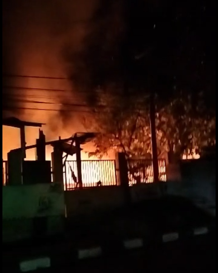 Sebuah Toko Material di Km 28 Cangkudu Balaraja Ludes Terbakar