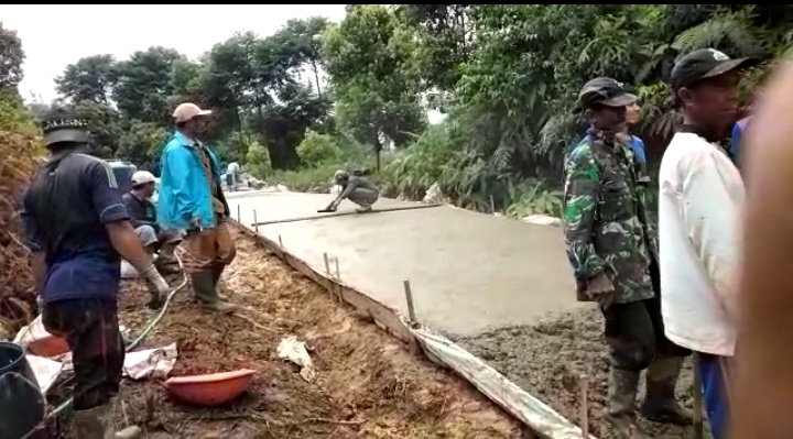 Tingkatkan Perekonomian Perbatasan Jabar-Banten Desa Cisarua Bangun Jalan Beton dari Samisade