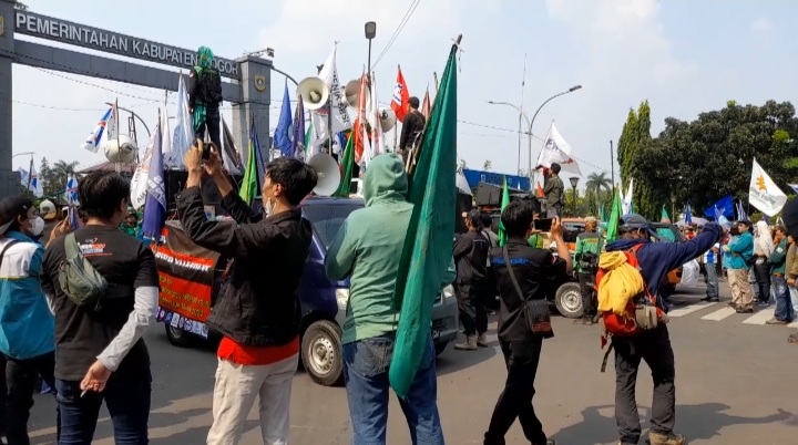 Masa Buruh Kabupaten Bogor Gelar Aksi Unjuk Rasa di Depan Kantor Bupati Bogor