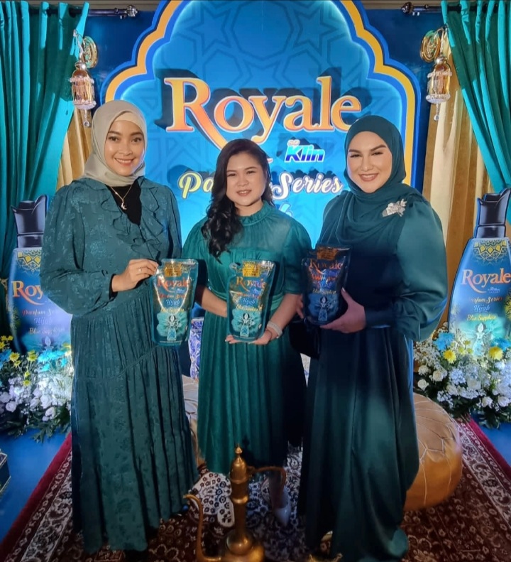 Royale Hijab Blue Sapphire Ajak Ladies Merasakan Inspirasi Wangi Para Bangsawan Dalam Diri Mereka