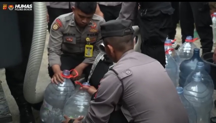 Polres Bogor Distribusikan Air Bersih Kepada Masyarakat Terdampak Kekeringan