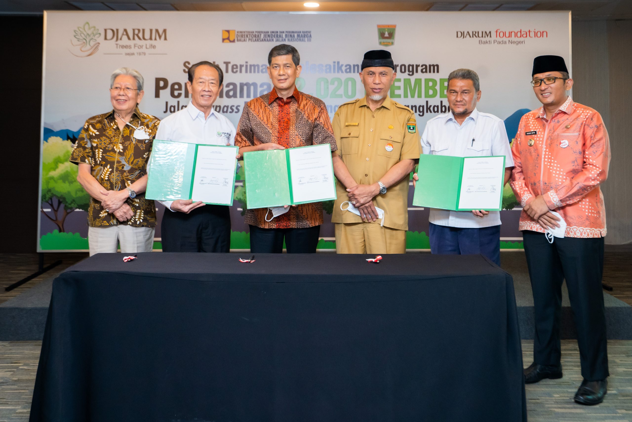 Djarum Foundation Serah Terima Terselesaikannya Penanaman 2.020 Trembesi di Padang